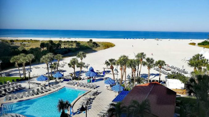 Blick vom Sheraton Sand Key Hotel auf den imposanten Strand.