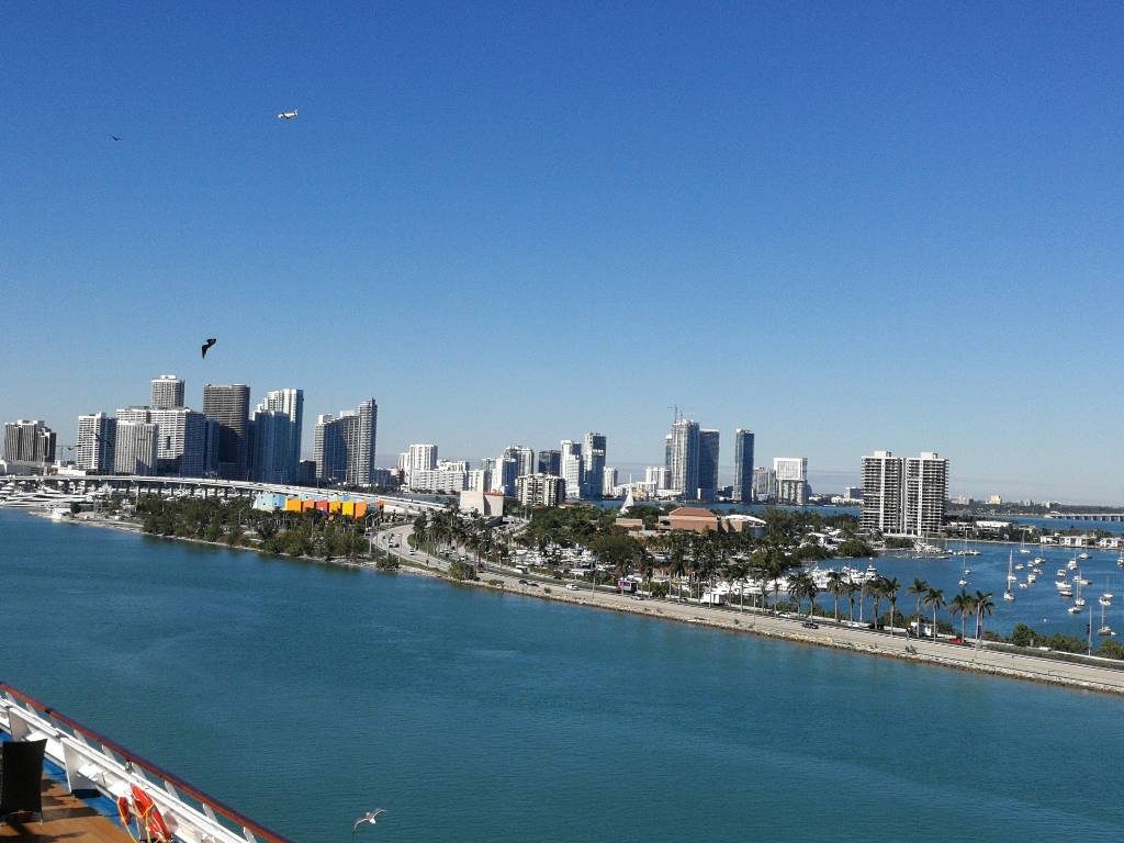 Die Skyline von Miami mit Blick auf den MacArthur Causeway.