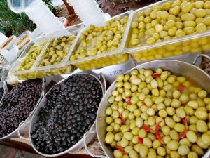 Frische Oliven gibt es auf dem Markt.