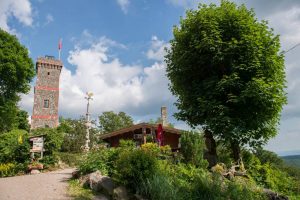 Der Bismarckturm mit Waldgaststätte. Foto: Stadtmarketing Bad Lauterberg