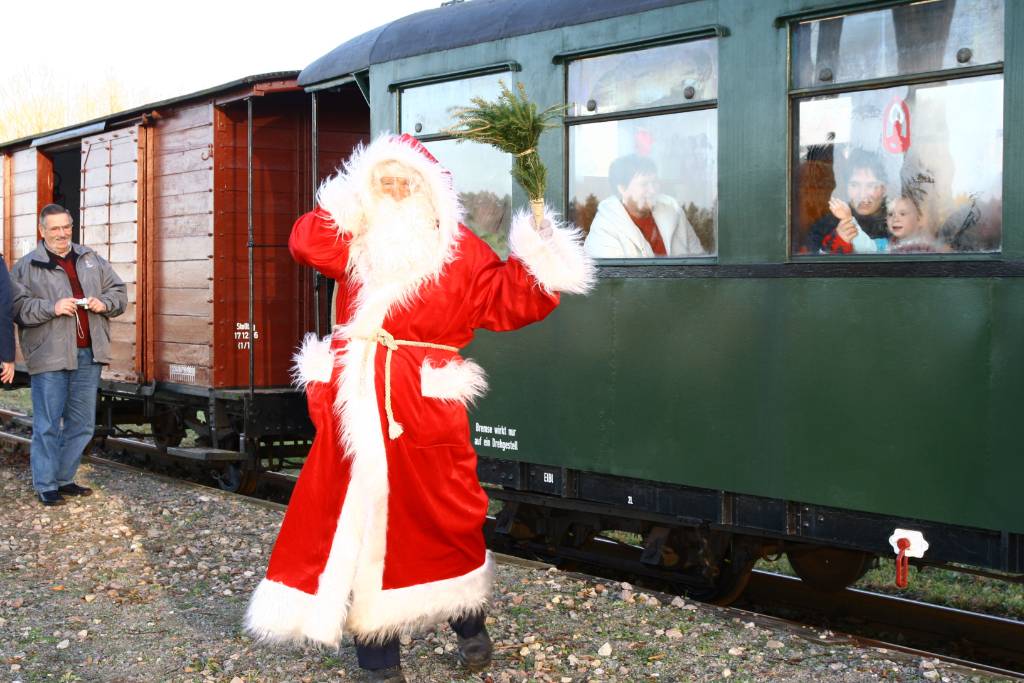 Der Nikolaus kommt mit der Museumsbahn.