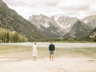 Der Toblacher See in den Südtiroler Dolomiten ist für Gäste des klimapositiven Naturhotel Leitlhof mit dem Auto in zehn Minuten zu erreichen. Bildnachweis: Bureau Rabensteiner