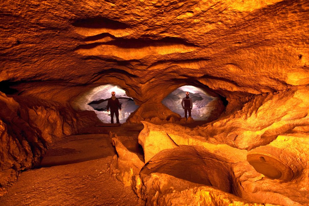 Mit über 200 Kilometern bekannter Länge gilt das Hölloch als eines der größten Höhlensysteme der Welt. An Führungen und abenteuerlichen Expeditionen können Sie eine Welt unter Tag erleben, die Sie so noch nie gesehen haben. 