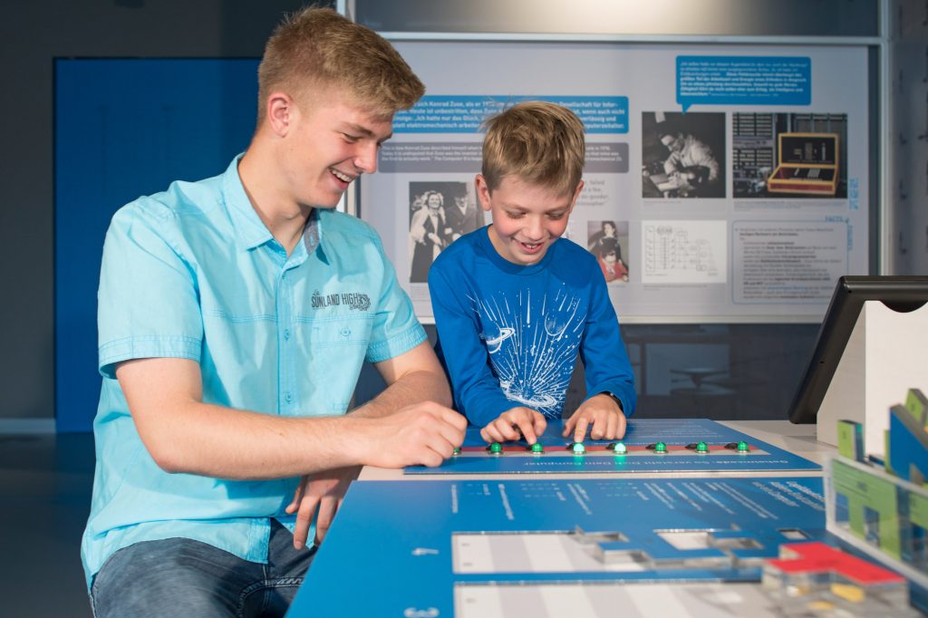 Im Zuse-Computer-Museum in Hoyerswerda lernen Kinder spielerisch, wie Computer funktionieren. Foto: Tourismusverband Lausitzer Seenland, Nada Quenzel