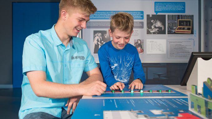 Im Zuse-Computer-Museum in Hoyerswerda lernen Kinder spielerisch, wie Computer funktionieren. Foto: Tourismusverband Lausitzer Seenland, Nada Quenzel