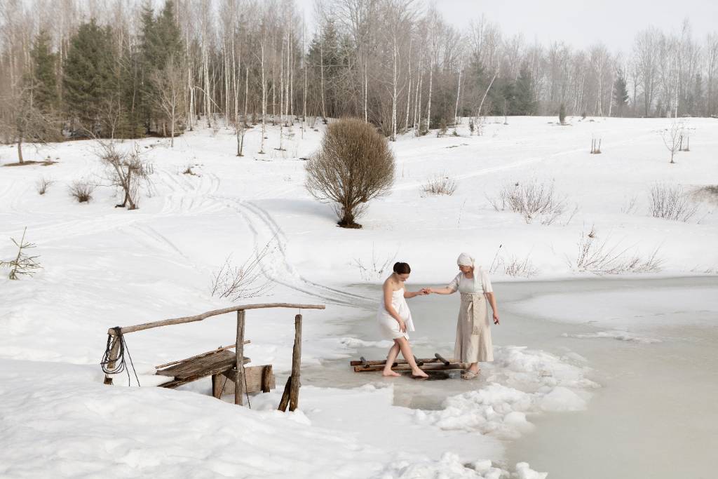 Zum Sauna-Ritual gehört auch das Eisbaden in einem Teich.