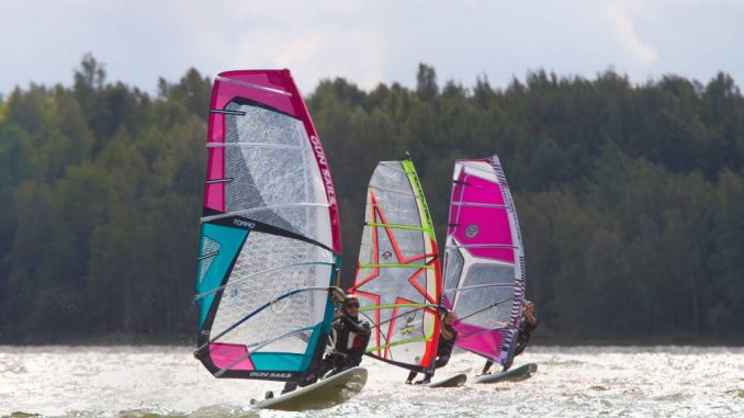 Die großen Gewässer im Lausitzer Seenland bieten Windsurfern beste Voraussetzungen.