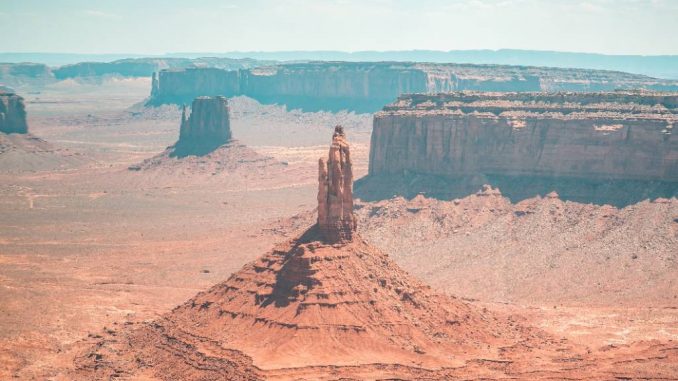 Bei einem Rundflug kann man das Monument Valley aus der Luft entdecken.