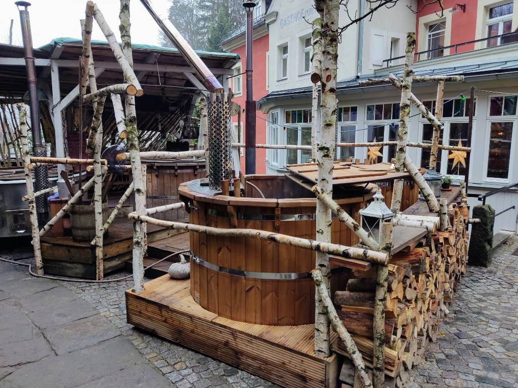 Die Badezuber werden mit Holz befeuert.