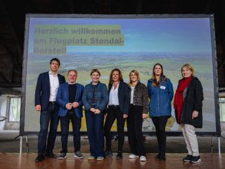 Nach einer gelungenen Veranstaltung ein gemeinsames Gruppenfoto mit Landrat Puhlmann, Landrat Kanitz, Staatssekretärin Stefanie Pötzsch, Carla Reckling-Kurz (ART), Anne Heimburg (IMG), Johanna Rabethge (IMG), Sabine Kraus (IMG). Foto: ART Philip Krahnert
